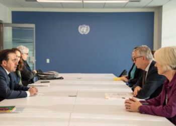 Albares vuelve a abordar con el jefe de misiones de la ONU el compromiso de España con FINUL