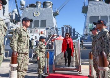 Robles visita en Rota el ‘USS Oscar Austin’, el quinto destructor de EEUU en la base naval