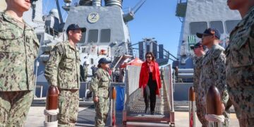 Robles visits the ‘USS Oscar Austin’ in Rota, the fifth US destroyer at the naval base