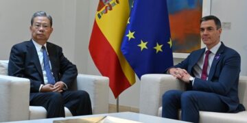Sánchez addresses “the great challenges to peace” with the President of the National Assembly of China