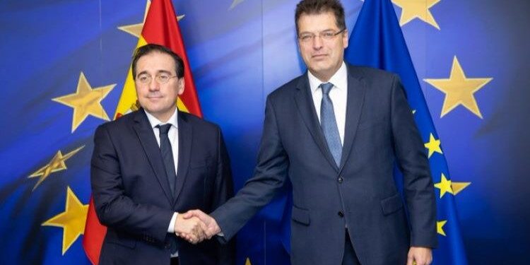 Albares y la Comisión Europea abordan el apoyo y la reconstrucción tras la DANA