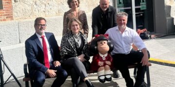 Argentine Embassy collaborates in Mafalda’s statue unveiling in Madrid
