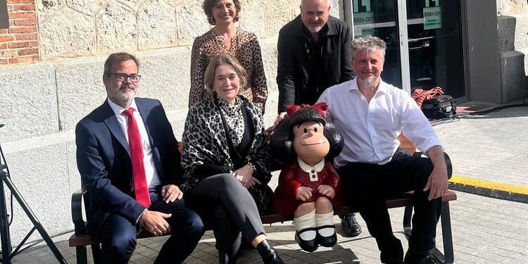 La Embajada argentina colabora en la inauguración de la estatua de Mafalda en Madrid