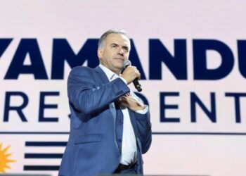 España felicita al izquierdista Yamandú Orsi por su elección como presidente de Uruguay