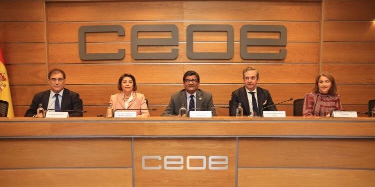 Ecuador invita a las empresas españolas a colaborar en energía e infraestructuras