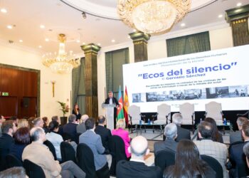 Gervasio Sánchez presenta la revista ‘Ecos del Silencio: relatos olvidados de víctimas de las minas’ con la Embajada de Azerbaiyán en España