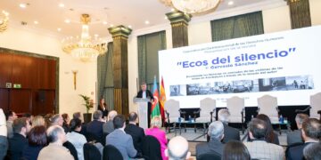 Gervasio Sánchez presenta la revista ‘Ecos del Silencio: relatos olvidados de víctimas de las minas’ con la Embajada de Azerbaiyán en España
