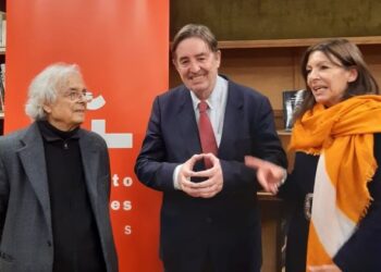Anne Hidalgo presents the Joan Margarit Poetry Prize to the Syrian poet Adonis at the Instituto Cervantes in Paris