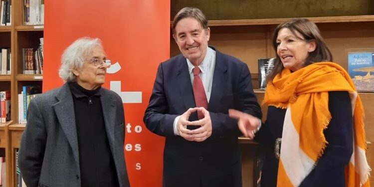 Anne Hidalgo entrega el Premio Joan Margarit de Poesía al poeta sirio Adonis en el Cervantes de París