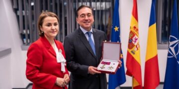 Rumanía condecora a Albares por contribuir al desarrollo de las relaciones hispano-rumanas