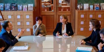 Albares prepara en París la Conferencia sobre Financiación para el Desarrollo de Sevilla