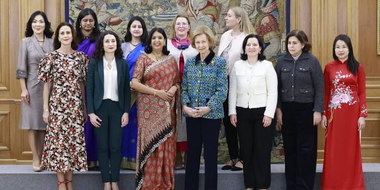 La Reina Doña Sofía recibe en audiencia a la Junta Directiva de AIDE