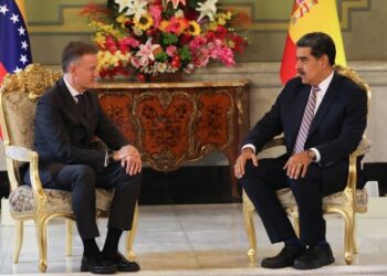 Maduro recibe las cartas credenciales del nuevo embajador de España, Álvaro Albacete