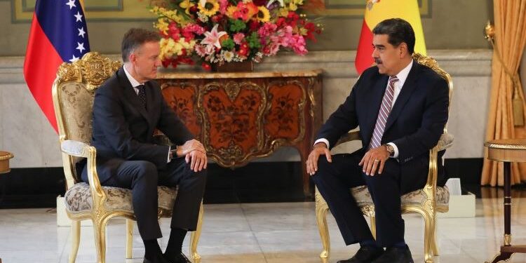 Maduro recibe las cartas credenciales del nuevo embajador de España, Álvaro Albacete