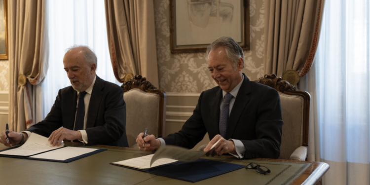 La RAE y la Asociación de Medios de Información (AMI) firman un convenio de colaboración en el marco del proyecto LEIA