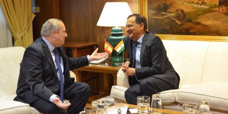 Jordi Hereu discusses industrial investment and tourism exchange with the Indian ambassador