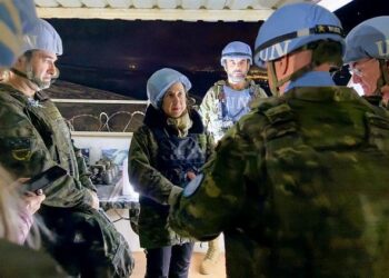 Margarita Robles visits the Spanish contingent in Lebanon and receives information on the ceasefire