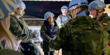 Margarita Robles visita al contingente español en Líbano y recibe información sobre el alto el fuego