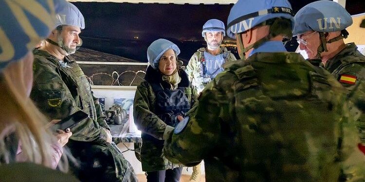 Margarita Robles visits the Spanish contingent in Lebanon and receives information on the ceasefire