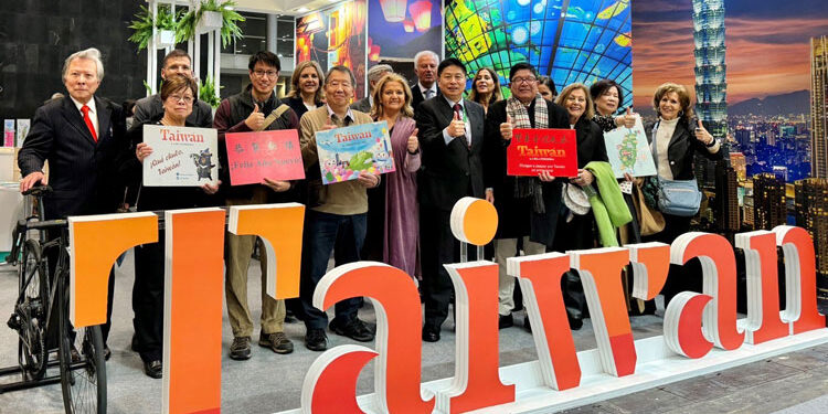 Numerous guests at the opening of the Taiwan stand in Fitur