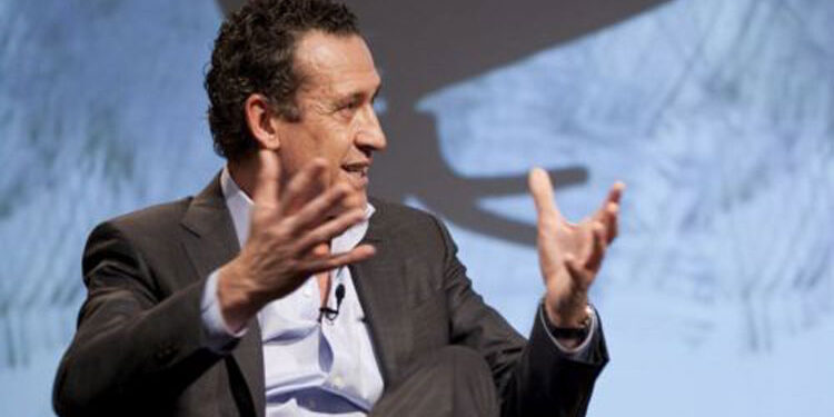 El futbolista Valdano habla sobre literatura y deporte en el Instituto Cervantes