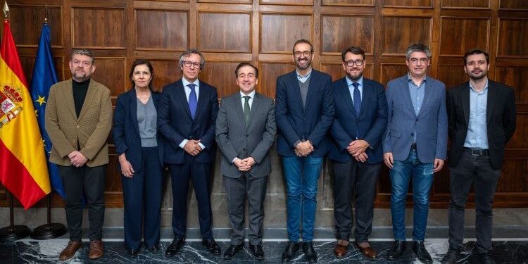 Albares discusses the new Foreign Action Strategy with parliamentary spokespersons