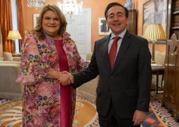 Albares discusses the “importance of Spain-US relations” with the governor of Puerto Rico