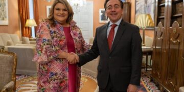 Albares discusses the “importance of Spain-US relations” with the governor of Puerto Rico