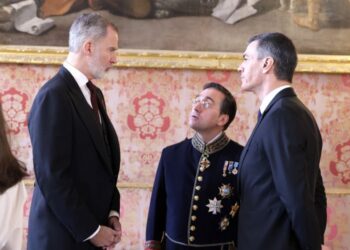 The decorations on Albares’ uniform during the reception of the Diplomatic Corps