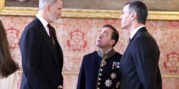 Las condecoraciones del uniforme de Albares durante la recepción al Cuerpo Diplomático