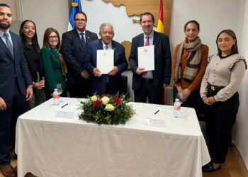 Dominican Embassy and DEFOIN sign memorandum to train Dominican professionals