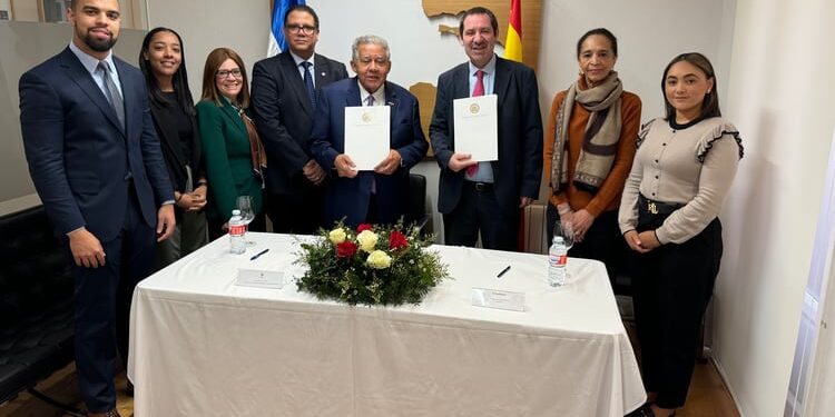 Dominican Embassy and DEFOIN sign memorandum to train Dominican professionals