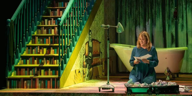 ‘El cuarto de atrás’, by Carmen Martín Gaite, at the Teatro de la Abadía