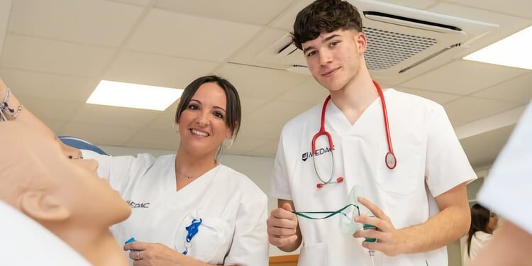 Crecimiento sostenido en la FP Sanitaria: auxiliares de enfermería en auge en España