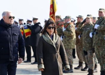 Robles visita las tropas españolas en Rumanía y se reúne con su homólogo de este país