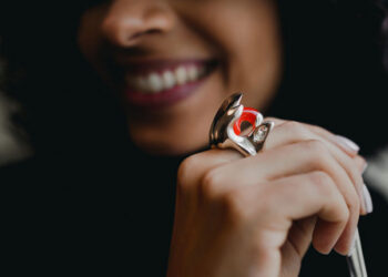 La checa Tereza Čermáková, en la 9ª Exposición de Joyería Contemporánea