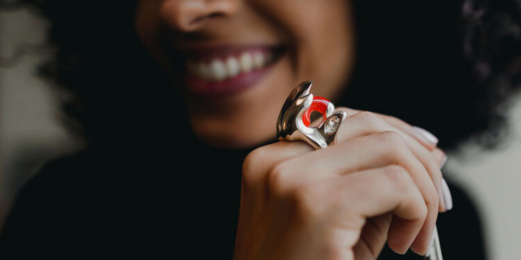 La checa Tereza Čermáková, en la 9ª Exposición de Joyería Contemporánea