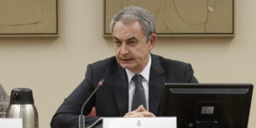 Albares defends Zapatero: “I cannot imagine any former PP president in any mediation in the world”