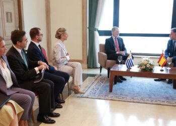 El Rey se reúne en Montevideo con el presidente electo de Uruguay, acompañado por Yolanda Díaz