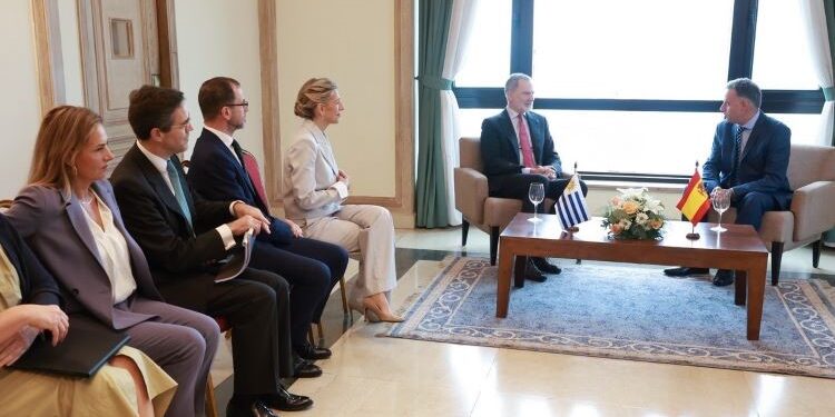 The King meets with the President-elect of Uruguay in Montevideo, accompanied by Yolanda Díaz
