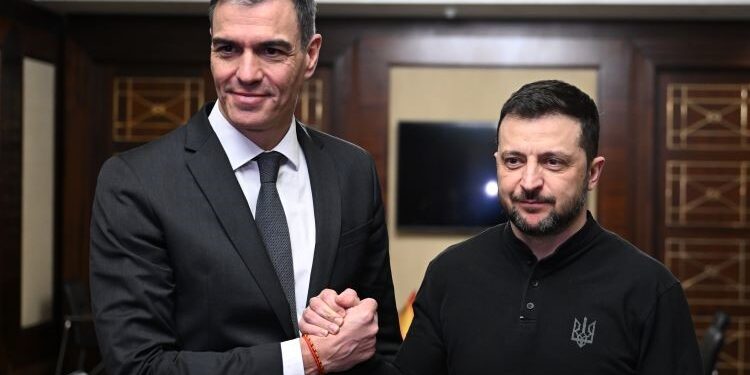 Sánchez announces in Kyiv a new military assistance package for Ukraine worth one billion euros in 2025