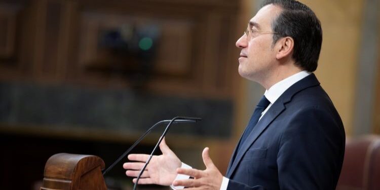 Albares pide el apoyo del Congreso a las decisiones del Gobierno en este “momento crucial” para la seguridad europea