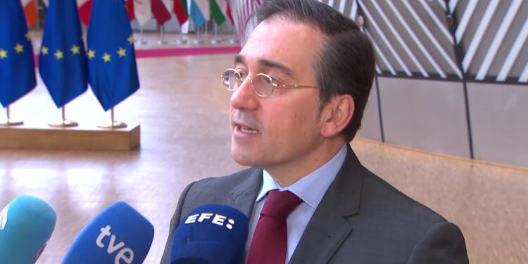 Albares defends in Brussels a “sustainable and predictable financing” for Ukraine