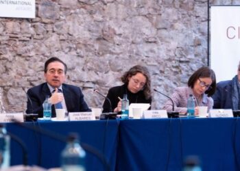 Albares reivindica “la política exterior feminista” en el Día Internacional de las Mujeres