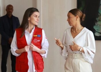 The Queen concludes her trip to Cape Verde by addressing the issues of children and women with the First Lady