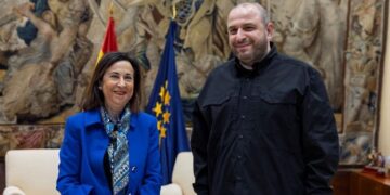 Robles asegura a su homólogo ucraniano que España seguirá ayudando “más allá del posible alto el fuego”
