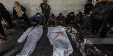 Albares condena los “bombardeos indiscriminados” de Israel contra “civiles, personal de la ONU y hospitales”