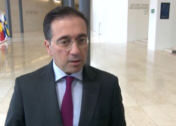 Albares reclama a la UE que aumente su presión sobre Rusia tras la matanza de Sumi