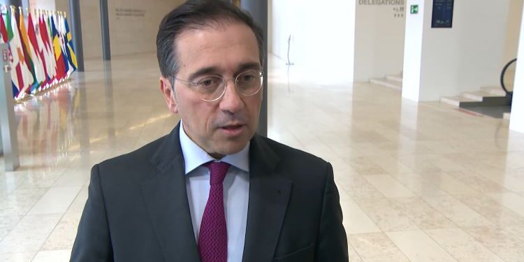 Albares reclama a la UE que aumente su presión sobre Rusia tras la matanza de Sumi