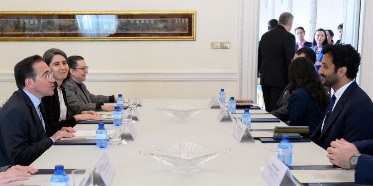 Albares receives the Emirati Minister of Economy to boost trade and investment